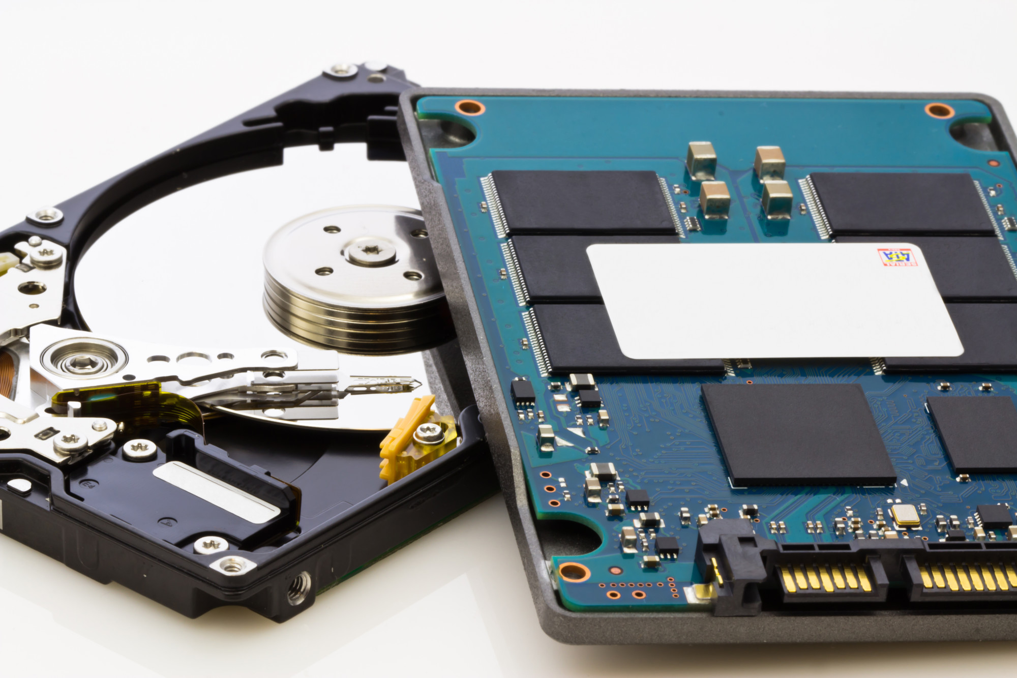 تاریخچه SSD: از اولین اختراع تا جایگزینی هارد دیسک